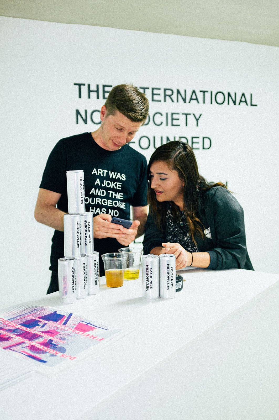 Performance situation at a table with the aluminium cans